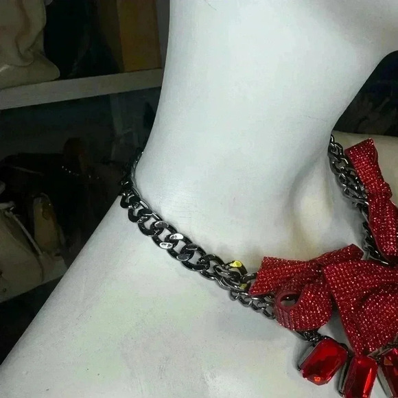 Betsy Johnson Christmas Holiday sparkly red pave crystals bows necklace. - Picture 9 of 10